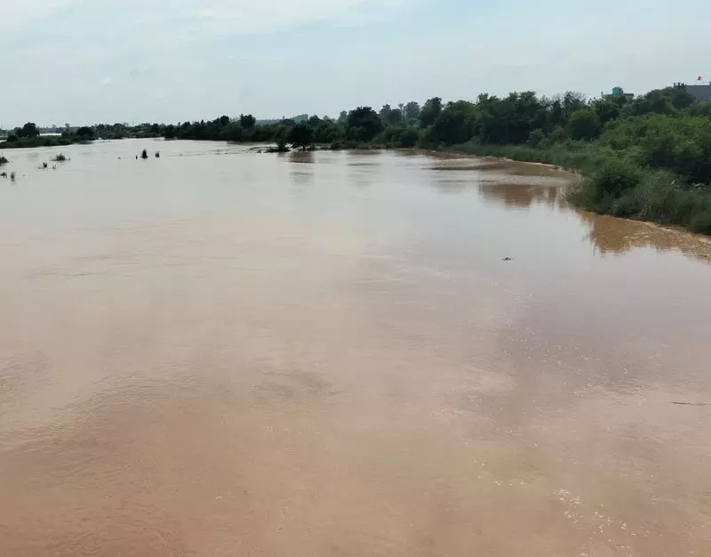 Haryana : टांगरी में खतरे के निशान को पार करने के बाद पानी घटा, लेकिन अंबाला निवासियों में डर Haryana : टांगरी में खतरे के निशान को पार करने के बाद पानी घटा, लेकिन अंबाला निवासियों में डर