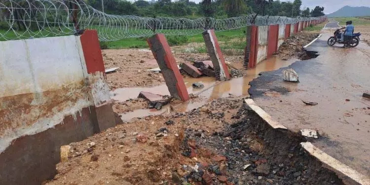 बारिश के बीच Malkangiri हवाई अड्डे की सीमा फिर धंस गई बारिश के बीच Malkangiri हवाई अड्डे की सीमा फिर धंस गई