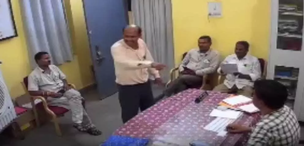 टीचर ने पत्नी के ट्रांसफर का किया विरोध, अपने बड़े अधिकारी को हड़काया टीचर ने पत्नी के ट्रांसफर का किया विरोध, अपने बड़े अधिकारी को हड़काया