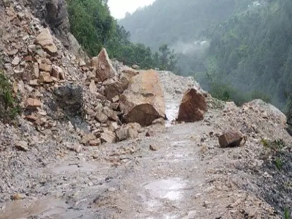 Pithoragarh में पत्थर गिरने से मुनस्यारी-मिलम मार्ग और 19 ग्रामीण सड़कें अवरुद्ध Pithoragarh में पत्थर गिरने से मुनस्यारी-मिलम मार्ग और 19 ग्रामीण सड़कें अवरुद्ध