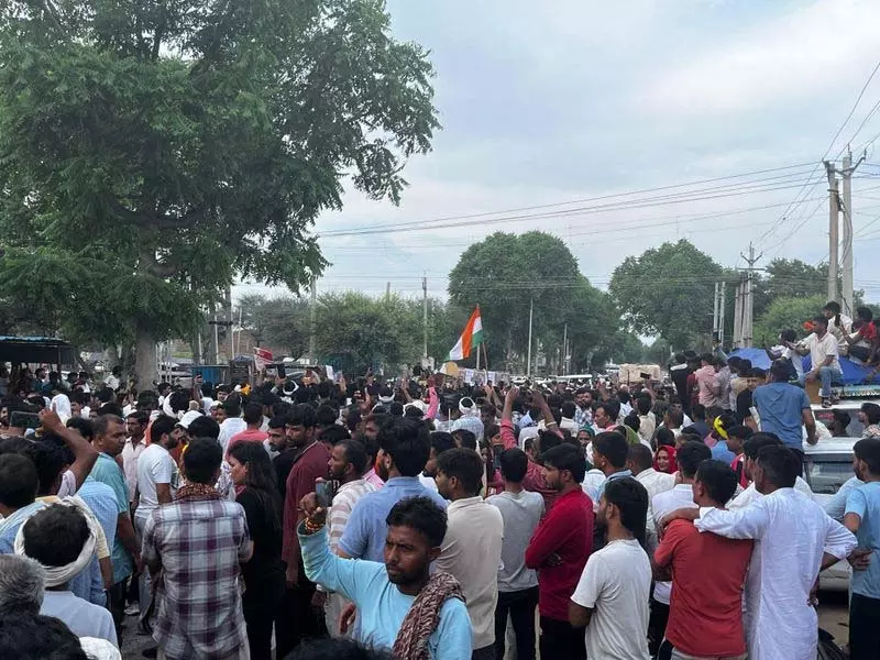 Manisha मौत मामले पर लोगों के आक्रोश के कारण भिवानी, चरखी दादरी में मोबाइल इंटरनेट सेवाएं निलंबित कर दी गईं Manisha मौत मामले पर लोगों के आक्रोश के कारण भिवानी, चरखी दादरी में मोबाइल इंटरनेट सेवाएं निलंबित कर दी गईं