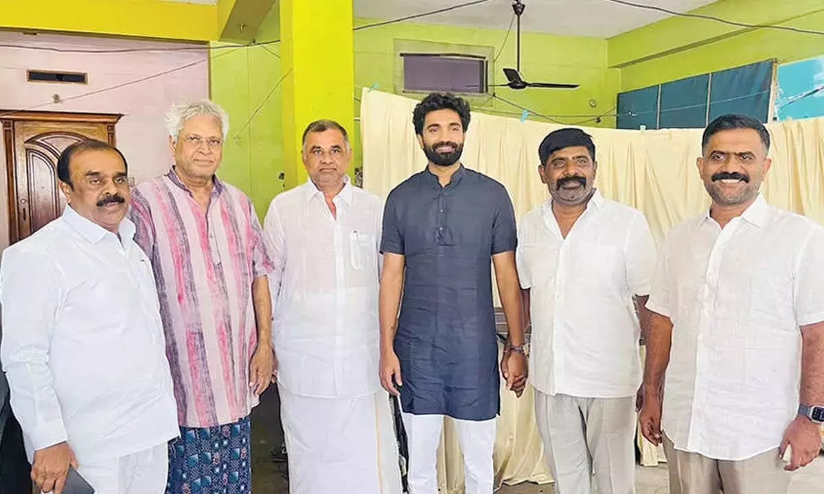YSRCP नेताओं ने पूर्व सांसद वुंदावल्ली से मुलाकात की YSRCP नेताओं ने पूर्व सांसद वुंदावल्ली से मुलाकात की