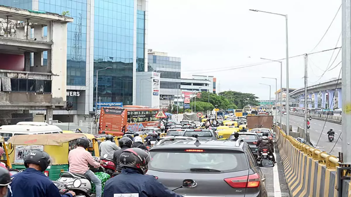 Bengaluru में येलो लाइन ने होसुर रोड पर यातायात की भीड़भाड़ कम की Bengaluru में येलो लाइन ने होसुर रोड पर यातायात की भीड़भाड़ कम की