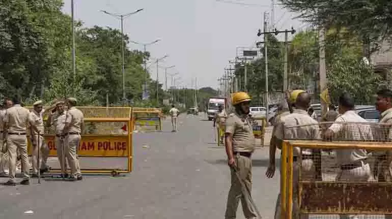 Gurugram क्लब में पार्टी के बाद कार में सो रहे व्यक्ति को बंधक बनाया गया Gurugram क्लब में पार्टी के बाद कार में सो रहे व्यक्ति को बंधक बनाया गया