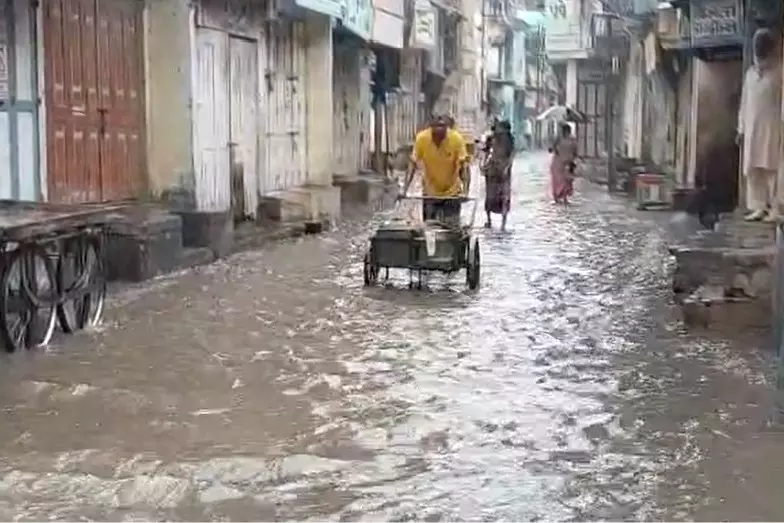 Mumbai में चौथे दिन भी मूसलाधार बारिश, जलभराव से शहर थम गया Mumbai में चौथे दिन भी मूसलाधार बारिश, जलभराव से शहर थम गया