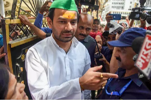 Aurangabad विवाद के बाद तेज प्रताप यादव का बयान, लालू परिवार में बढ़ी तकरार Aurangabad विवाद के बाद तेज प्रताप यादव का बयान, लालू परिवार में बढ़ी तकरार