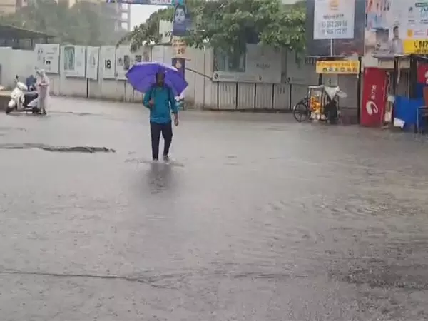 Mumbai में भारी बारिश: BMC ने सरकारी दफ्तरों में छुट्टी घोषित की, निजी कंपनियों से WFH का आग्रह Mumbai में भारी बारिश: BMC ने सरकारी दफ्तरों में छुट्टी घोषित की, निजी कंपनियों से WFH का आग्रह