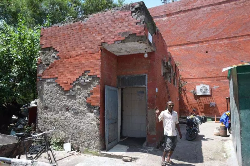 Panchkula के सार्वजनिक शौचालयों से उठ रही बदबू के कारण निवासियों ने सुरक्षा और स्वच्छता संबंधी चिंताएं जताईं Panchkula के सार्वजनिक शौचालयों से उठ रही बदबू के कारण निवासियों ने सुरक्षा और स्वच्छता संबंधी चिंताएं जताईं