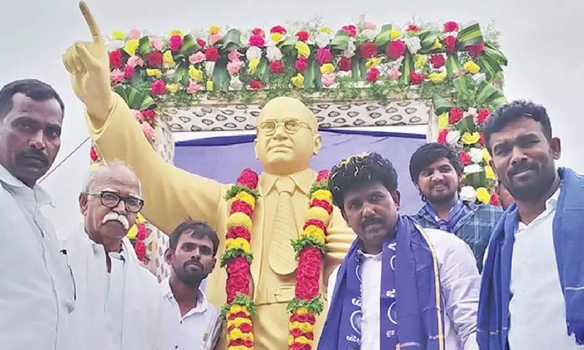 Andhra: गरीमेकलापल्ली में अंबेडकर की प्रतिमा का अनावरण Andhra: गरीमेकलापल्ली में अंबेडकर की प्रतिमा का अनावरण