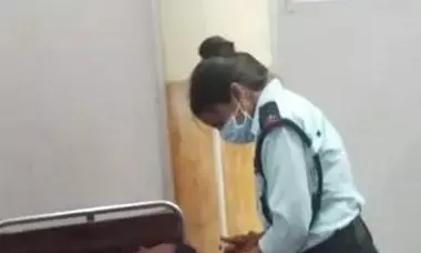 गार्ड को मरीजों का ईलाज करने का जिम्मा देकर डॉक्टर-नर्स गायब, जिला अस्पताल में व्यवस्था हाल बेहाल गार्ड को मरीजों का ईलाज करने का जिम्मा देकर डॉक्टर-नर्स गायब, जिला अस्पताल में व्यवस्था हाल बेहाल