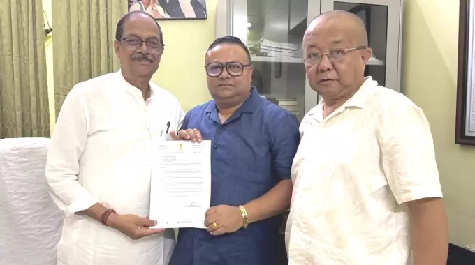 थापा ने चाय श्रमिकों के लिए 20% पूजा बोनस की मांग में CPIM का साथ दिया थापा ने चाय श्रमिकों के लिए 20% पूजा बोनस की मांग में CPIM का साथ दिया