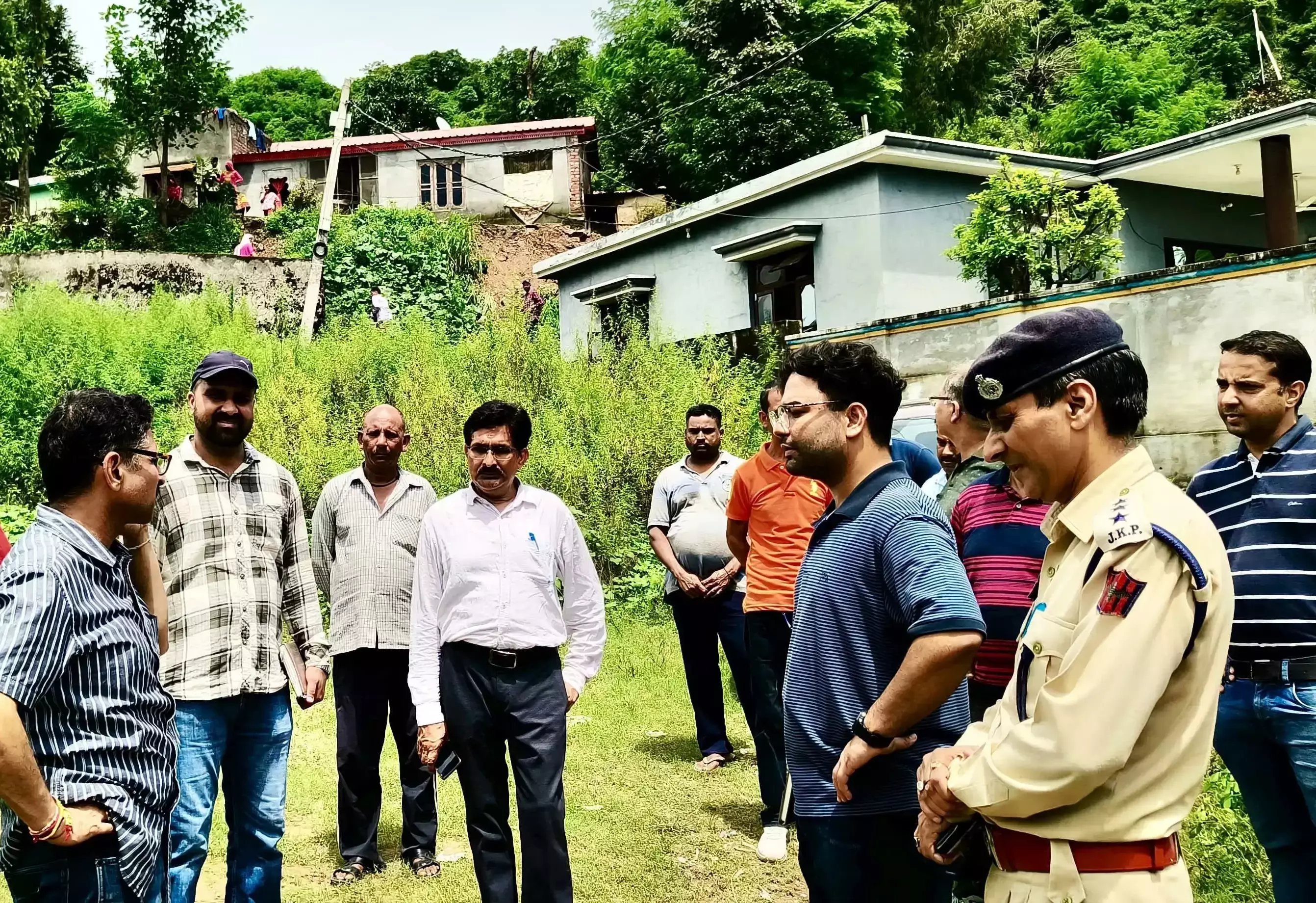 Kathua: भूस्खलन प्रभावित क्षेत्रों में एडीसी बसोहली की जांच Kathua: भूस्खलन प्रभावित क्षेत्रों में एडीसी बसोहली की जांच