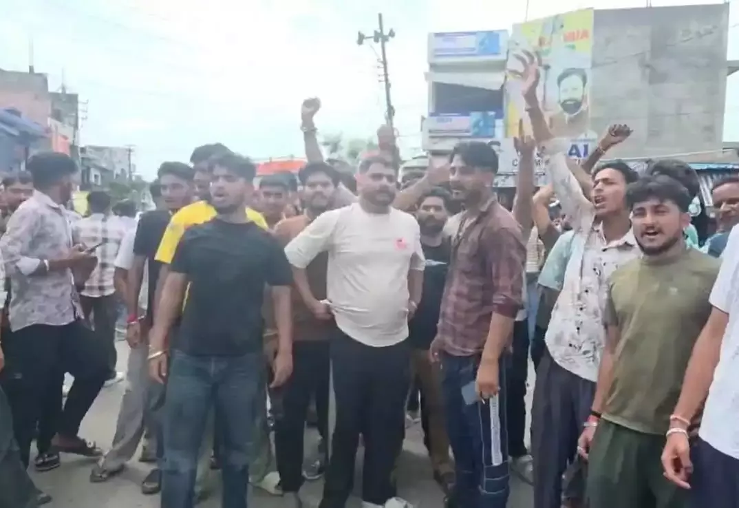 Kathua: डीटीआई के खिलाफ लोगों ने किया सड़क जाम Kathua: डीटीआई के खिलाफ लोगों ने किया सड़क जाम