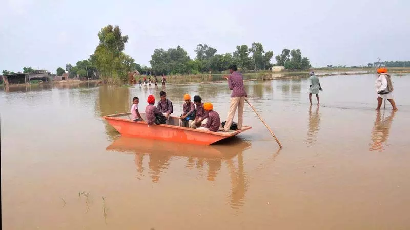 बढ़ते जलस्तर के कारण Sultanpur Lodhi के स्कूल बंद बढ़ते जलस्तर के कारण Sultanpur Lodhi के स्कूल बंद