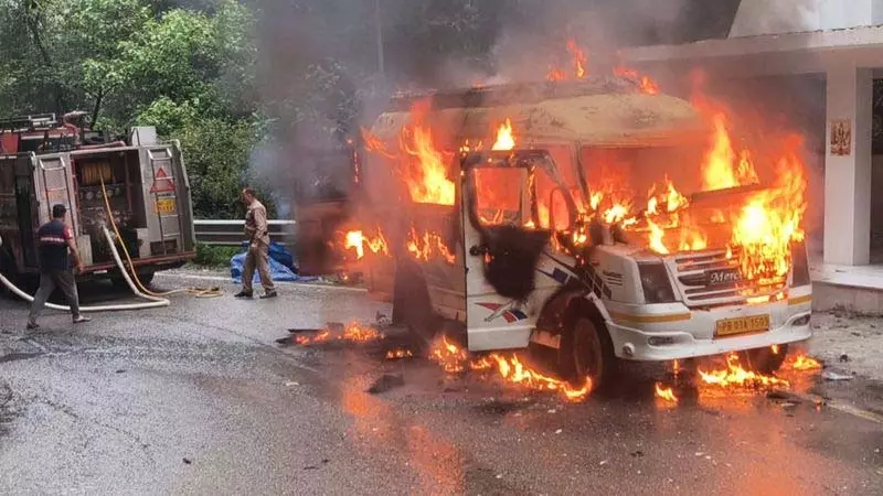Himachal: टेंपो ट्रैवलर में आग लगने से मणिमहेश तीर्थयात्री बाल-बाल बचे Himachal: टेंपो ट्रैवलर में आग लगने से मणिमहेश तीर्थयात्री बाल-बाल बचे