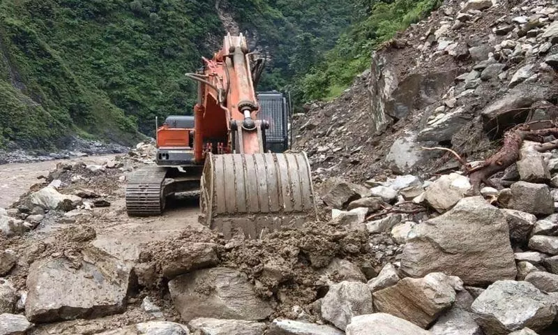 दो दिनों के पूर्ण व्यवधान के बाद, Mandi district में सड़क बहाली का काम शुरू दो दिनों के पूर्ण व्यवधान के बाद, Mandi district में सड़क बहाली का काम शुरू