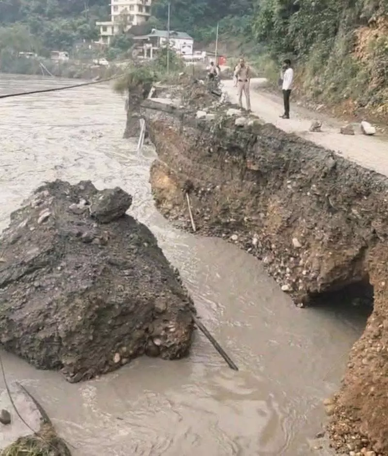 Shimla-Mandi सड़क सुन्नी में धंसी, यातायात बंद Shimla-Mandi सड़क सुन्नी में धंसी, यातायात बंद