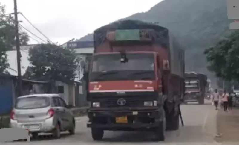 नगा समूहों के अनिश्चितकालीन बंद से मणिपुर-नगालैंड सीमा पर यातायात बाधित नगा समूहों के अनिश्चितकालीन बंद से मणिपुर-नगालैंड सीमा पर यातायात बाधित