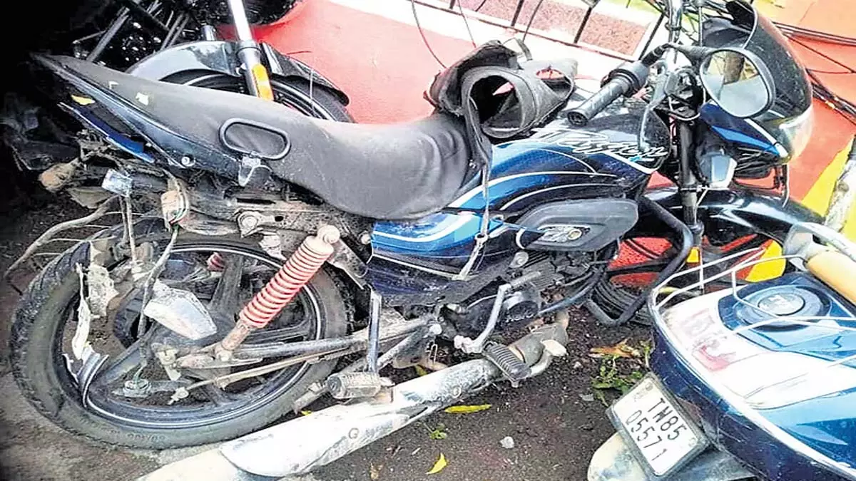Chennai में कार ने दोपहिया वाहन को टक्कर मारी, बाइक टैक्सी सवार और एक व्यक्ति की मौत Chennai में कार ने दोपहिया वाहन को टक्कर मारी, बाइक टैक्सी सवार और एक व्यक्ति की मौत