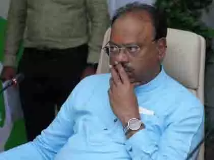 Facebook पर राजस्व मंत्री बावनकुले को निशाना बनाकर गालियां, जिम मालिक के खिलाफ मामला दर्ज Facebook पर राजस्व मंत्री बावनकुले को निशाना बनाकर गालियां, जिम मालिक के खिलाफ मामला दर्ज