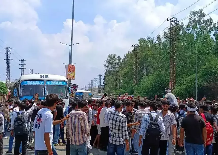 Jind: अध्यापिका ने रोड जाम कर सरकार से इंसाफ की अपील की Jind: अध्यापिका ने रोड जाम कर सरकार से इंसाफ की अपील की