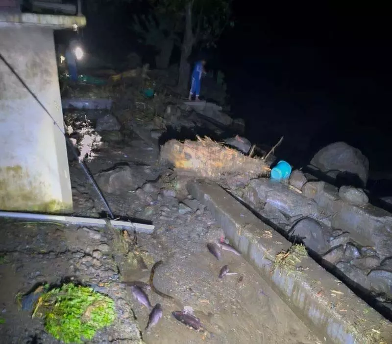 Mandi and Kullu में बादल फटने से भारी तबाही, 200 से अधिक सड़कें अवरुद्ध, स्कूल बंद Mandi and Kullu में बादल फटने से भारी तबाही, 200 से अधिक सड़कें अवरुद्ध, स्कूल बंद