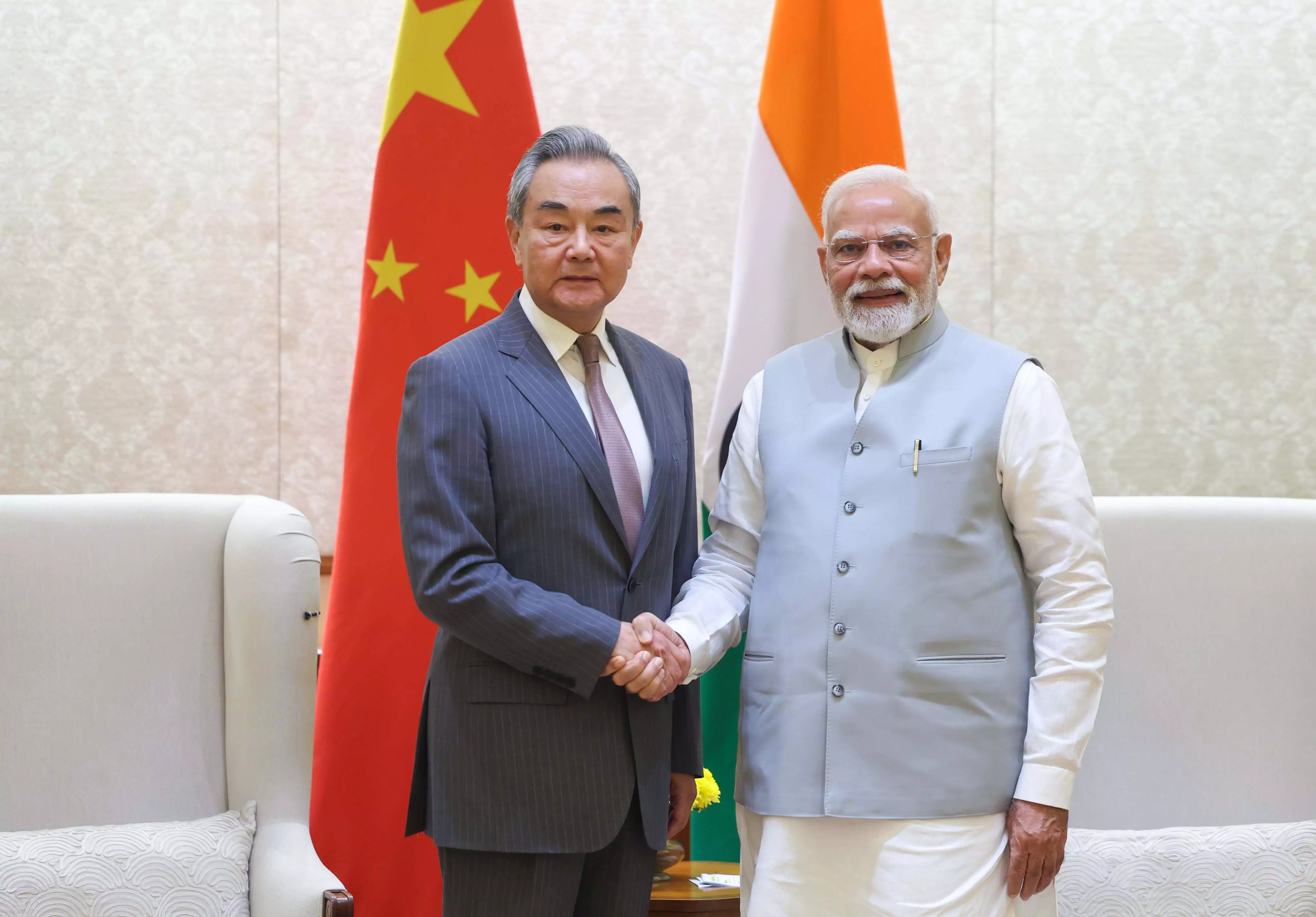 BIG BREAKING: PM मोदी ने चीनी विदेश मंत्री वांग यी से की सौजन्य भेंट BIG BREAKING: PM मोदी ने चीनी विदेश मंत्री वांग यी से की सौजन्य भेंट
