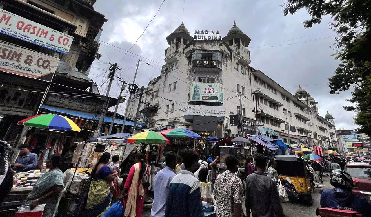 Hyderabad में बारिश से चारमीनार बाजारों में कारोबार प्रभावित, बिक्री 60 फीसदी घटी Hyderabad में बारिश से चारमीनार बाजारों में कारोबार प्रभावित, बिक्री 60 फीसदी घटी