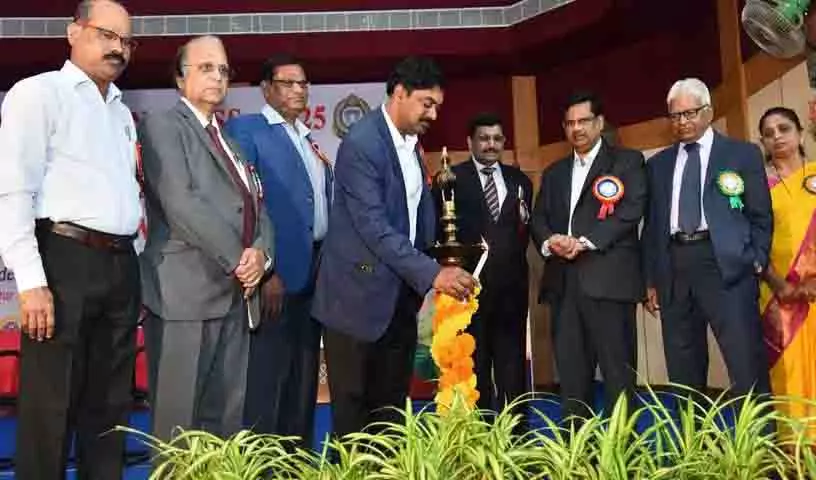 युवाओं की मानसिकता अब बदलने की जरूरत है: Dr. G. Satish Reddy युवाओं की मानसिकता अब बदलने की जरूरत है: Dr. G. Satish Reddy