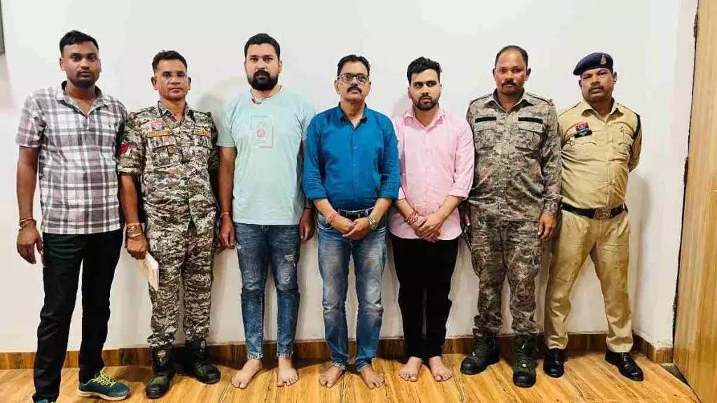 करोड़ों की ठगी का बड़ा पर्दाफाश, पुलिस ने गिरोह के तीन आरोपियों को पकड़ा करोड़ों की ठगी का बड़ा पर्दाफाश, पुलिस ने गिरोह के तीन आरोपियों को पकड़ा