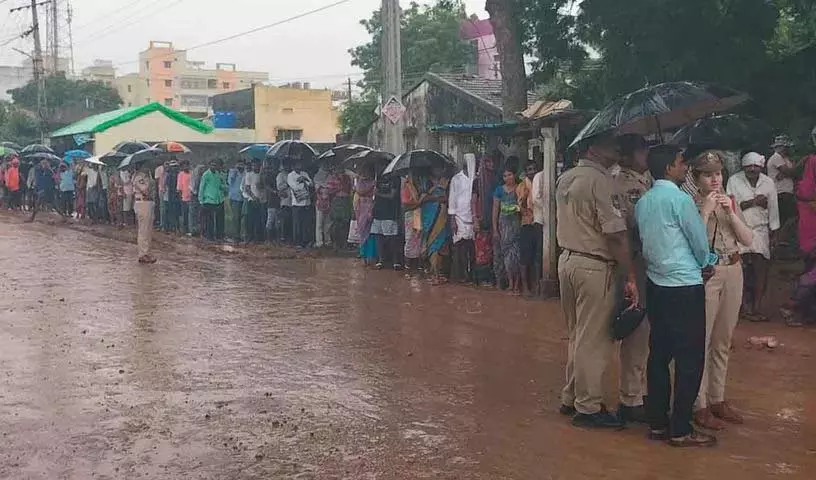 Warangal में यूरिया की कमी के कारण तेलंगाना के किसानों को लंबी कतारों का सामना करना पड़ रहा Warangal में यूरिया की कमी के कारण तेलंगाना के किसानों को लंबी कतारों का सामना करना पड़ रहा