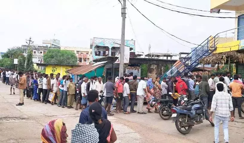 बढ़ती मांग के बीच Telangana में यूरिया संकट गहराया बढ़ती मांग के बीच Telangana में यूरिया संकट गहराया