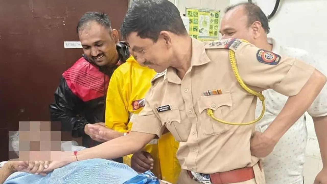 पुलिस ने 93 वर्षीय मरीज को बचाया, शहर में जलजमाव और बिजली कटौती पुलिस ने 93 वर्षीय मरीज को बचाया, शहर में जलजमाव और बिजली कटौती