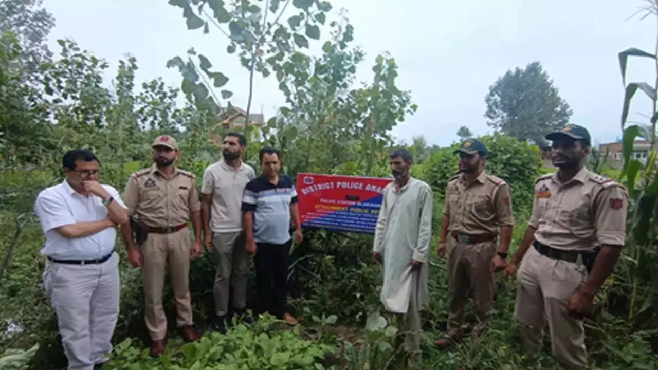 अनंतनाग पुलिस ने सक्रिय आतंकवादी की संपत्ति जब्त, आतंकवाद विरोधी अभियान जारी अनंतनाग पुलिस ने सक्रिय आतंकवादी की संपत्ति जब्त, आतंकवाद विरोधी अभियान जारी