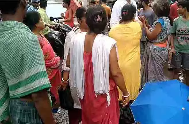जर्जर सड़क की मरम्मत की मांग को लेकर महिलाओं ने बेलूर स्टेशन रोड जाम किया जर्जर सड़क की मरम्मत की मांग को लेकर महिलाओं ने बेलूर स्टेशन रोड जाम किया