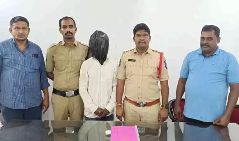 चेन स्नैचर गिरफ्तार.. सोने की चेन जब्त.. चेन स्नैचर गिरफ्तार.. सोने की चेन जब्त..