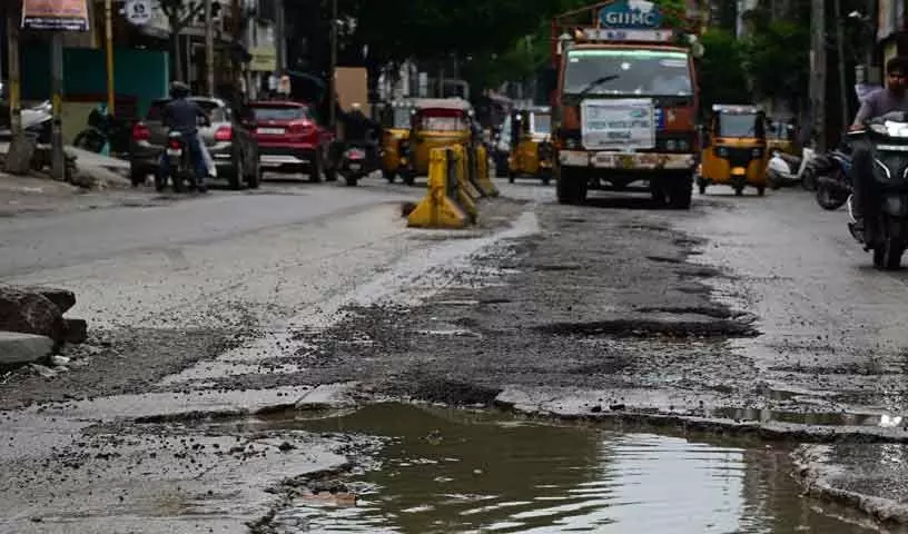 हैदराबाद में बारिश से सड़कें बदहाल, यात्री परेशान हैदराबाद में बारिश से सड़कें बदहाल, यात्री परेशान
