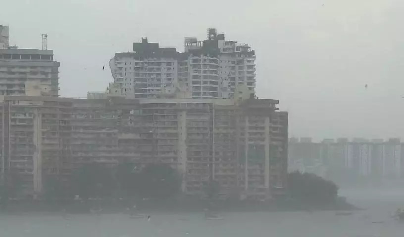 पालघर में भारी बारिश से जलभराव, VVMC ने बचाव और राहत कार्य तेज किया पालघर में भारी बारिश से जलभराव, VVMC ने बचाव और राहत कार्य तेज किया