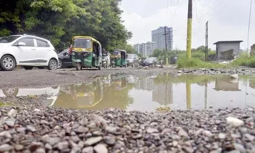 Ghaziabad : इंदिरापुरम में जलभराव से यात्रियों को परेशानी