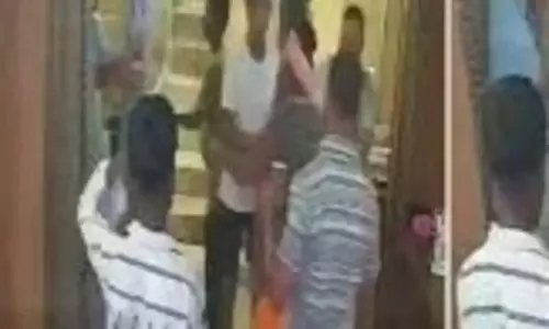 भगवा पोशाक वाले युवक ने किया नॉनवेज ऑर्डर, ढाबे में हो गई जमकर पिटाई भगवा पोशाक वाले युवक ने किया नॉनवेज ऑर्डर, ढाबे में हो गई जमकर पिटाई