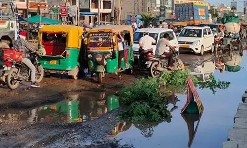 Mohali: गड्ढों ने लांडरां रोड को खतरों के राजमार्ग में बदल दिया Mohali: गड्ढों ने लांडरां रोड को खतरों के राजमार्ग में बदल दिया