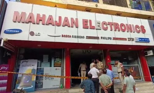 इलेक्ट्रॉनिक्स की दुकान में आग लगने से चार लोगों की मौत, एक घायल