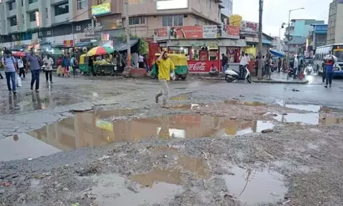 Bengaluru : बारिश से सड़कें गड्ढों से भरे तालाब में तब्दील Bengaluru : बारिश से सड़कें गड्ढों से भरे तालाब में तब्दील
