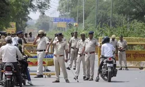 Gurugram: पार्टी के बाद सो रहे व्यक्ति का अपहरण, तीन गिरफ्तार Gurugram: पार्टी के बाद सो रहे व्यक्ति का अपहरण, तीन गिरफ्तार