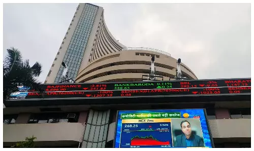 Sensex, निफ्टी सपाट खुले, रिलायंस, अडानी पोर्ट्स ने बढ़त बनाई