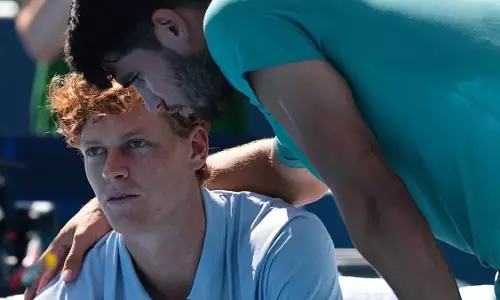Jannik Sinner: बीमारी के कारण रिटायरमेंट, अल्काराज़ ने दी सांत्वना