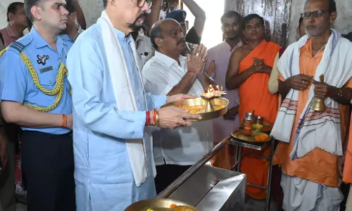 राज्यपाल रमेन डेका ने गायत्री नगर पहुंचकर श्रीजगन्नाथ मंदिर में पूजा की राज्यपाल रमेन डेका ने गायत्री नगर पहुंचकर श्रीजगन्नाथ मंदिर में पूजा की