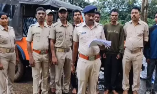 Odisha : प्रतिबंधित पदार्थ के साथ 3 गिरफ्तार Odisha : प्रतिबंधित पदार्थ के साथ 3 गिरफ्तार