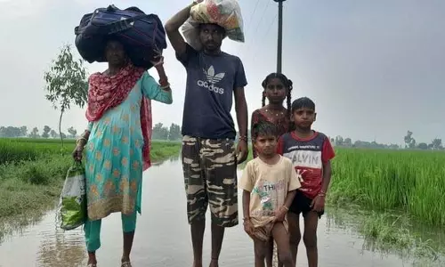 Hussainiwala बैराज का जलस्तर बढ़ने के साथ ही ग्रामीण सुरक्षित स्थानों की ओर पलायन करने लगे Hussainiwala बैराज का जलस्तर बढ़ने के साथ ही ग्रामीण सुरक्षित स्थानों की ओर पलायन करने लगे