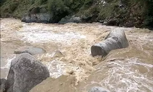 अचानक आई बाढ़ में राजौरी का एक व्यक्ति और पुंछ की एक लड़की बह गई